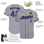 Maillot de baseball personnalisé gris authentique à rayures violettes et noires Maillot de baseball personnalisé gris authentique à rayures violettes et noires